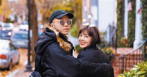 Wo men cong jie hun kai shi lian ai , dating after marriage , we started dating from marriage , love begins from marriage , love from marriage , 我们从结婚开始恋爱 , cong jie hun kai shi lian ai , 從結婚開始戀愛. 被問楊晨熙被摸大腿「心流血了嗎？」 大飛：我現在沒有心了