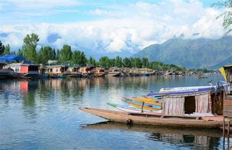 Lifestyle In Dal Lake Srinagar Editorial Stock Image Image Of Lake