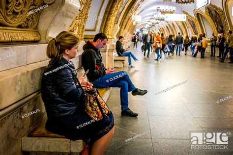 Moscow Russia Eurasia People At The Kievskaya Metro Station Stock