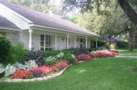 Landscape With Layered Plantings Front Yard Garden Design Front Yard