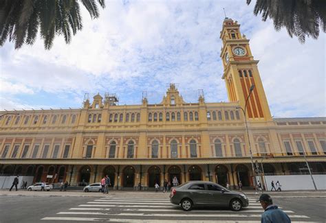 O objetivo do museu é criar um espaço. Fachada e torre do relógio do Museu da Língua Portuguesa ...