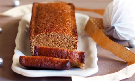 Tuiles sur le toit, motifs sur la maison, neige le long des fenêtres, sapin à la porte. Recette pain d'épices MAISON ET FACILE par Pretty Chef