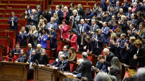France Les Débats Sur La Réforme Des Retraites Sachèvent Dans La Confusion