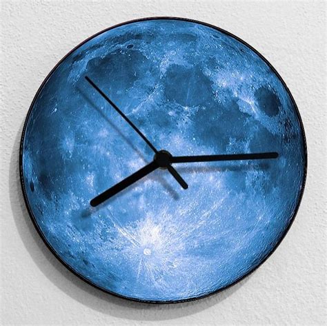 Molto colorato e con i numeri sovrapposti e che sembrano mischiarsi, questo prodotto dal quadrante semplice, lascerà tutti senza fiato. Lusso creativo 3D Moon orologio da parete soggiorno appeso a parete orologio da parete grigio ...