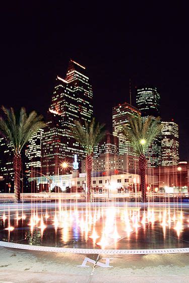 Houston Fountain In 2019 Houston Skyline Houston Architecture