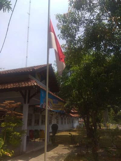 8 years ago 8 years ago. Ingatkan Sejarah G30S, Kibarkan Bendera Setengah Tiang - Radar Pekalongan Online