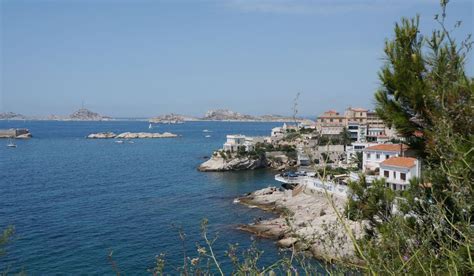 The match is a part of the ligue 1. Photo: "Petit Nice" in Marseille