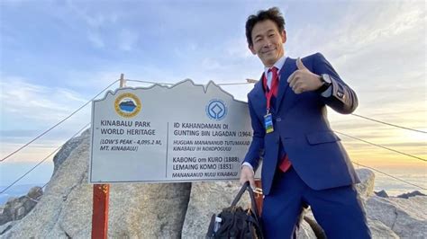Segak Berpakaian Sut Lelaki Jepun Tawan Gunung Kinabalu Tvs