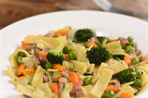 Tampoco es para nada complicado. Cacerola con brócoli y jamón, receta casera al horno ...