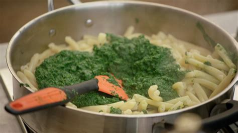 Macaroni met zalm spinazie en kaassaus Dagelijkse kost