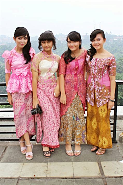 Wah, dia bisa memegang botol susunya sendiri lho. Cara Memilih Baju Kebaya Wisuda Yang Benar - Kumpulan Model Kebaya Modern
