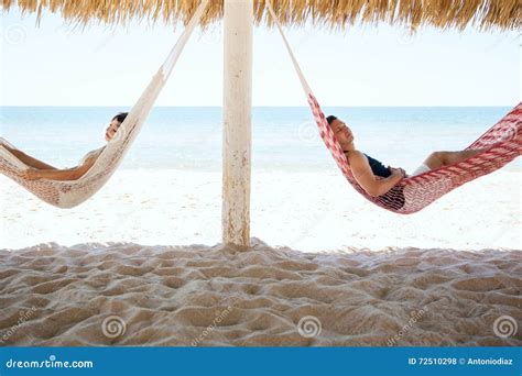 Pares Jovenes Que Duermen En Hamacas En La Playa Foto De Archivo Imagen De Arena Vacaciones