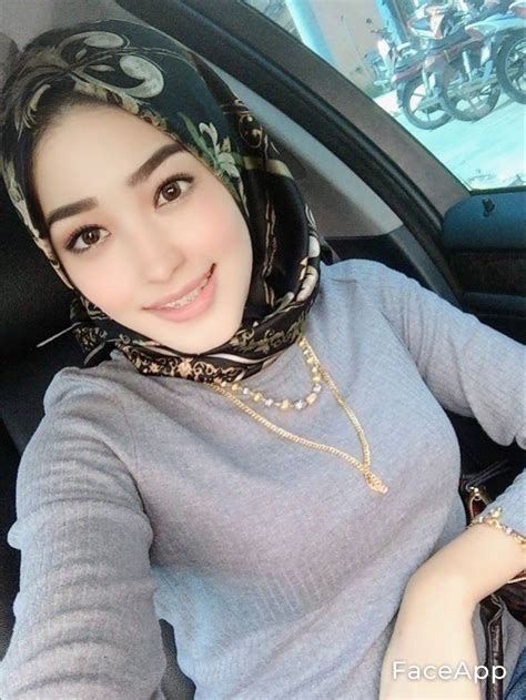 Kali ini admin mau kasih 40 40 koleksi foto pegawai bank cantik cantik merona dan manis terbaru (hijabers / cewek hijab) ini adalah kumpulan 40 koleksi foto pegawai. Pin oleh bima seta di FaceApp di 2020 | Jilbab cantik ...