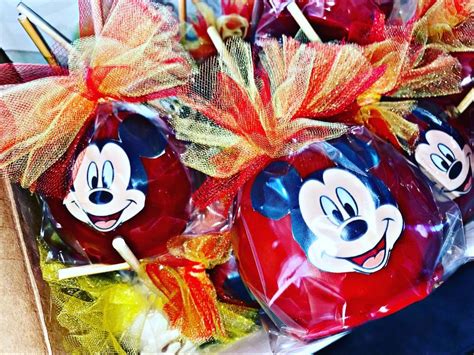 Mickey Mouse In 2020 Candy Apples Mickey Mouse Chocolate Dipped