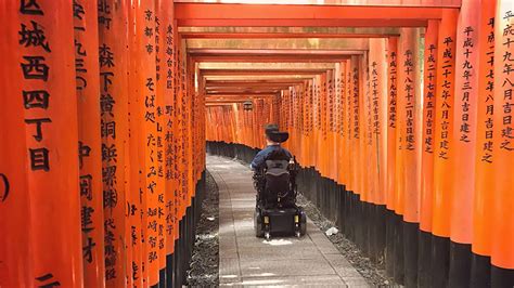 Who comes with me, to walk among the ⛩ torii of fushimi inari shrine? Fushimi Inari Taisha - Accessible Japan