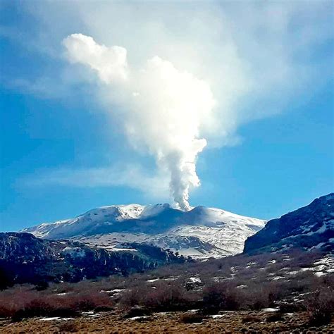 Y en inviernos normales no puede accederse debido a la acumulación de nieve. Volcán Copahue, en 13 imágenes comentadas | Más Neuquén