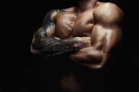 Ente Muscolare Nudo Dei Forti Showes Atletici Dell Uomo Fotografia Stock Immagine Di