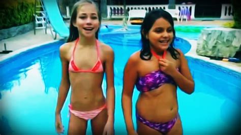 Niñas En La Piscinaniñas En Bikini