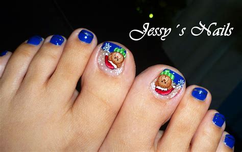 Utiliza colores comunes por lo que no tendrás. Decoración de uñas para pies estilo navideño #uñas #pies # ...