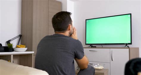 فوتیج مرد در حال تماشای فوتبال با تلویزیون مزرعه فوتیج