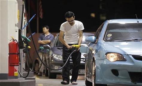 Gambar tentang Sabah Benarkan Kedai Makan, Stesen Minyak Dibuka Hingga 8