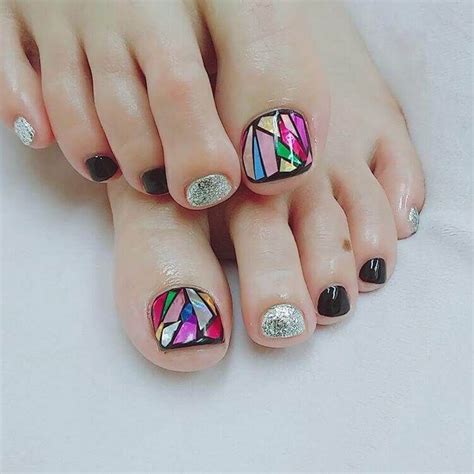 La decoración de las uñas de los pies es un proceso algo más complejo que la de las manos. Descubre más ideas de diseños de uñas para los pies. | uñas decoradas pies colores. | uñas para ...