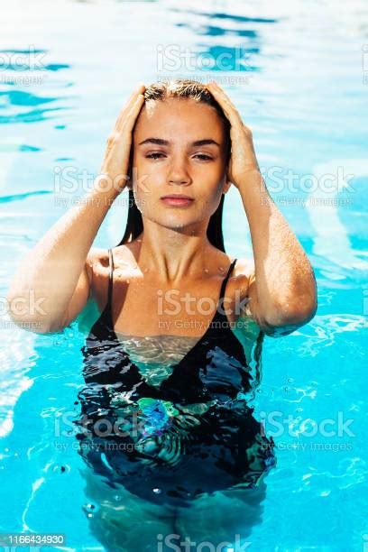 Mujer Flotando En La Piscina Foto De Stock Y Más Banco De Imágenes De