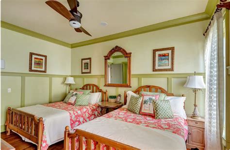Add a green accent chair or stool for that perfect touch of green. 7 Red and Green Bedroom Accents For A Festive Feel ...