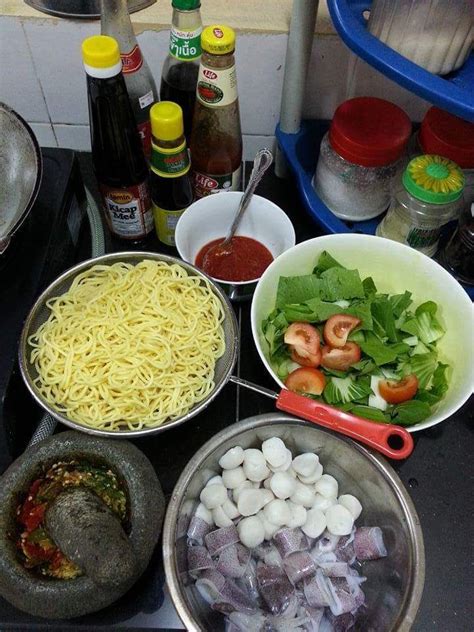 Sehingga, mie ini bebas dari lemak trans yang mie instant lemonilo dibuat dengan saripati sayuran dan dari tepung tapioka hasil olahan petani indonesia. Cara Masak Mi Goreng Basah Paling Sedap. | Ide makanan ...