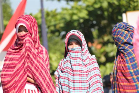 Kain ini terbuat dari benang yg ditenun dengan teknik ikat pembuatnya tak lain adalah. Warna-warni Rimpu, Hijab Khas dari Nusa Tenggara Barat ...