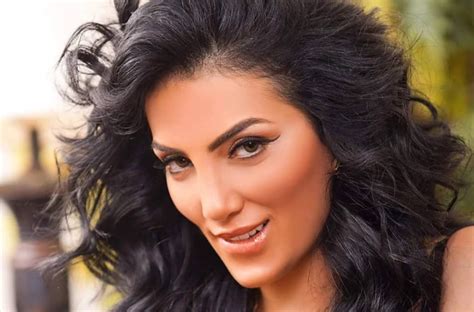 طيب فلمحة اخي يبتسم ابتسامه جانبيه فما كان مني إلا أن اصرف بصري عنه. حورية فرغلي تكشف كواليس خلع ملابسها مجبرة من قبل المخرج ...