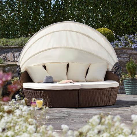 Viel platz für dein zweites wohnzimmer. Garten Living Loungebett Coretta mit Kissen | Wayfair.de