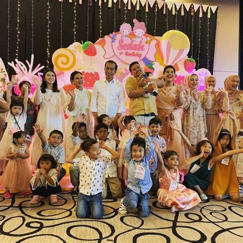 Fadjroel rachman mendoakan jokowi diberikan panjang umur selamat ulang tahun presiden joko widodo, selalu sehat dalam lindungan tuhan yme, berjuang tanpa pamrih untuk kemajuan dan kejayaan. 11 Foto Meriahnya Pesta Ulang Tahun Cucu Jokowi, Sedah Mirah. Ramai Didatangi Artis & Selebgram!