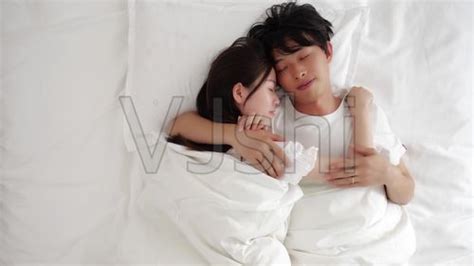 情侣抱着睡图片 情侣抱抱图片 4 配图网