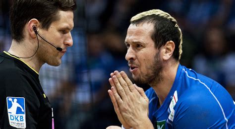 Get an ultimate handball scores and handball information resource now! Handball-Schiedsrichter Kay Holm schult Journalisten ...