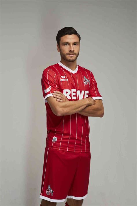 Uhlsport hat mit dem shirt ein richtig perfektes produkt erschaffen. An erfolgreichste Saison angelehnt: 1. FC Köln stellt ...