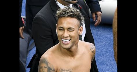 International footballer neymar jr joins fortnite from april 28, allowing battle pass owners to complete quests to unlock his outfit and other. Neymar Jr lors de sa présentation au public au stade du ...