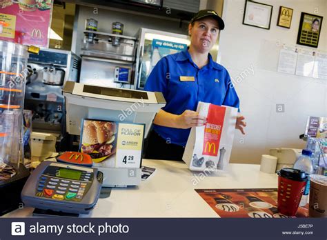 In più, sfoglia oltre 11 milioni di video e clip video di alta qualità in ogni categoria. Mcdonalds Cashier Stock Photos & Mcdonalds Cashier Stock ...