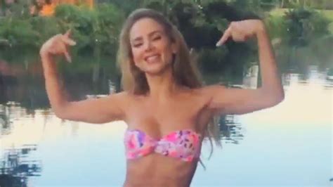 Ximena Córdoba cumple cubetazo en bikini y al ritmo del weather Univision