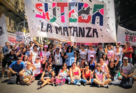 Una parte de la sociedad y de los medios masivos están horrorizados, con derecho, porque se dio a conocer un video en donde una docente de la provincia de buenos aires, en plena clase debate o expresa su posición política frente a los estudiantes haciendo una fuerte crítica al. Amplia movilización en defensa de la educación pública ...