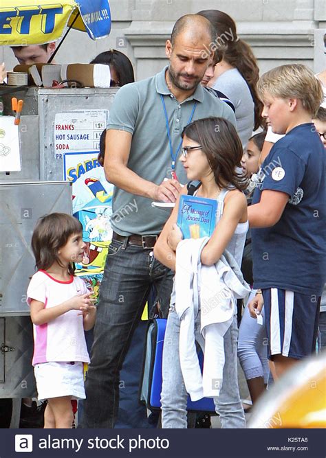 El entrenador del manchester city, histórico del fc barcelona, lo celebrará en reino para celebrar el cumpleaños de su padre, maria comparte una tierna fotografía de ambos fundiéndose en un cálido abrazo. Pep Guardiola and Valentina. Former Barcelona boss Josep ...