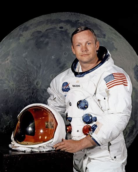 • neil armstrong was born in wapakoneta, ohio, on august 5, 1930. Neil Armstrong - 自由編輯个維基百科
