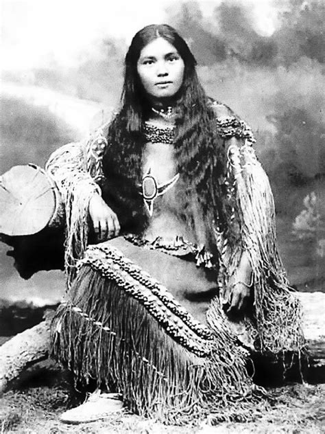 A Native American young woman, around 1900 : OldSchoolCool