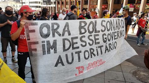 A manifestação contra bolsonaro neste sábado (19) levou aproximadamente 750 mil foram 427 atos nas 27 unidades da federação em mais de 400 municípios daqui e outros 17 de fora, em um. Manifestação antirracista por Fora Bolsonaro em Porto ...