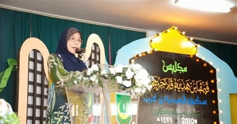 Majlis penyampaian hadiah sri aman wb 2014 p1 подробнее. Penyampaian Hadiah Pelajar Cemerlang