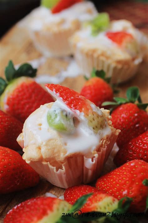 Pavlova adalah sejenis pencuci mulut manis yang berasaskan meringue (putih telur). MINI PAVLOVA | AIR TANGAN ZUHAIDA