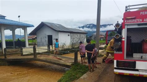 Bpbd Kerahkan Unit Damkar Dan Alat Berat Bersihkan Lumpur Banjir Bandang Di Toweren Lintas Gayo