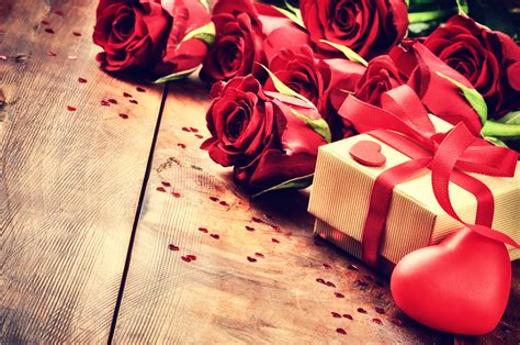 Valentin de terni, plus connu sous le nom de saint valentin est un moine qui a refusé de se soumettre à l'empreur claude ii le gothique. Cadeau pour la Saint-Valentin, une histoire de romantisme