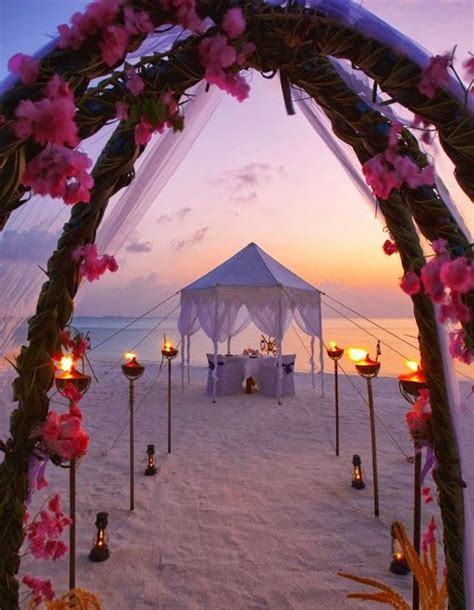 Shutters on the beach has a lineup of live music events in the lobby lounge every evening from 6:00 pm to 10:00 pm. How to Plan a Beach Themed Wedding Ceremony: Best Tips