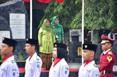 Kenakan Pakaian Adat Nusantara Orang Ikuti Upacara Hari Amal